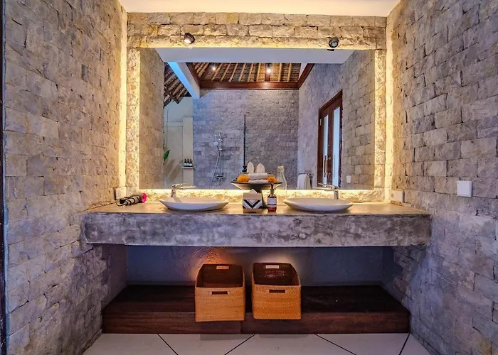 Evelyne, Luxury Villa, Fully Staffed,